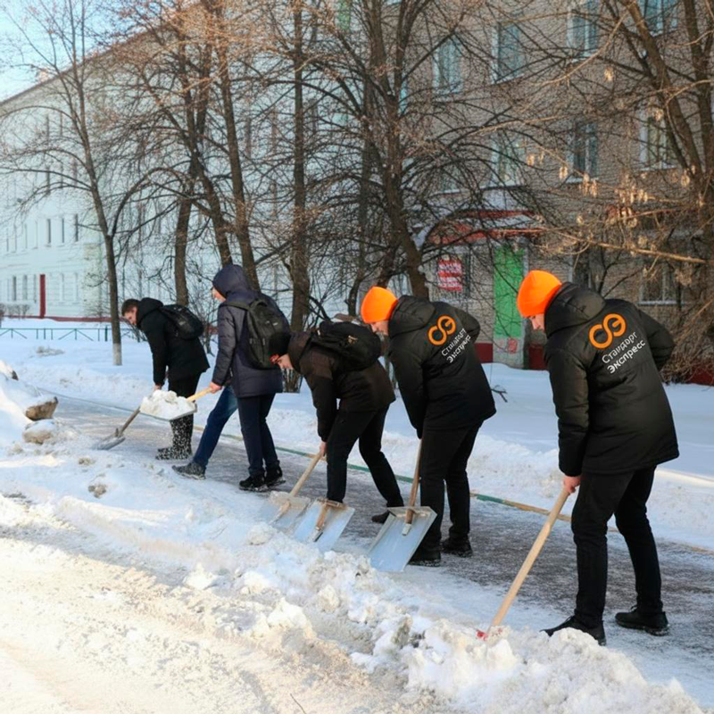 Уборка снега с крыш и территорий в Шахтёрске